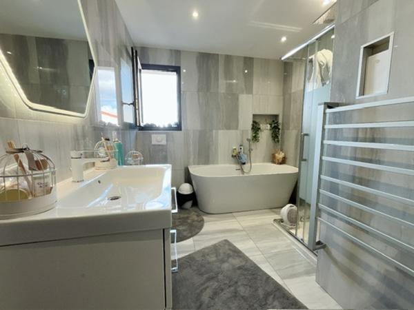 Magnifique villa 5 pièces de 105 m2 sur un terrain 4 faces au sud de Perpignan