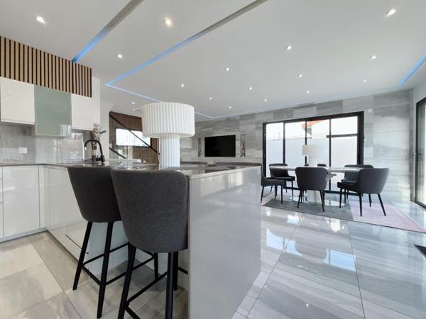 Magnifique villa 5 pièces de 105 m2 sur un terrain 4 faces au sud de Perpignan