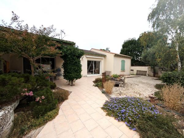 Maison familiale 150m² - 4 chambres . Jardin aménagé, garage  Matha centre