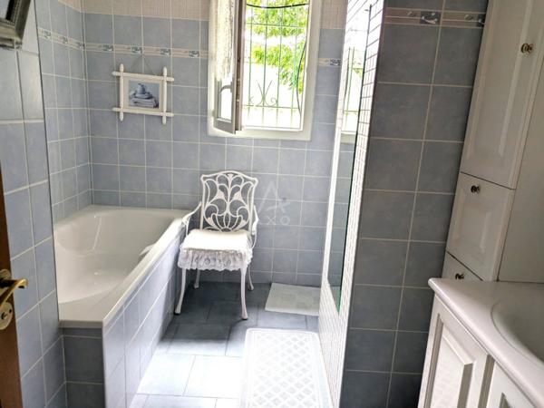 Maison familiale 150m² - 4 chambres . Jardin aménagé, garage  Matha centre