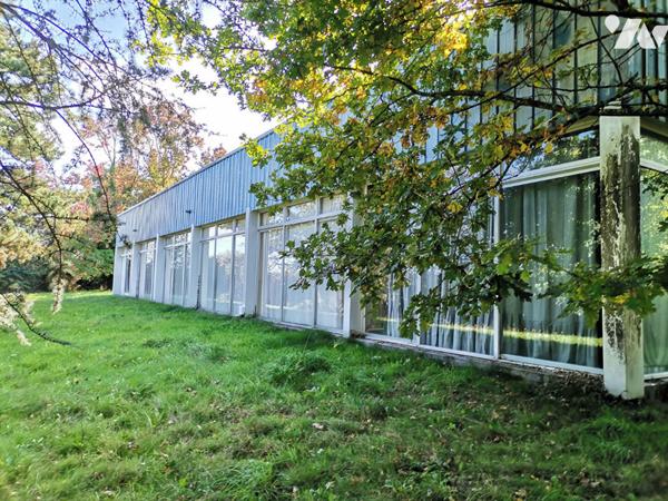IFFENDIC - Propriété de 562 m² habitables avec dépendances sur terrain paysagé de 4 hectares