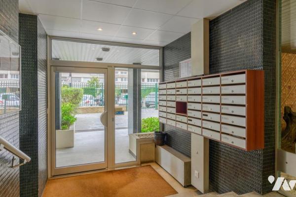 PARIS 15ème Vaugirard Quintinie 2 pièces de 46,27 m² au 10ème et dernier étage avec cave et parking