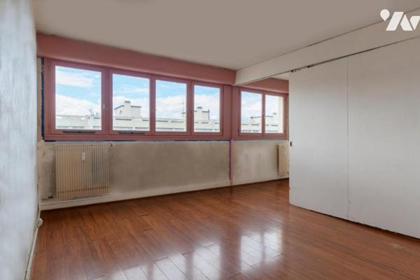PARIS 15ème Vaugirard Quintinie 2 pièces de 46,27 m² au 10ème et dernier étage avec cave et parking
