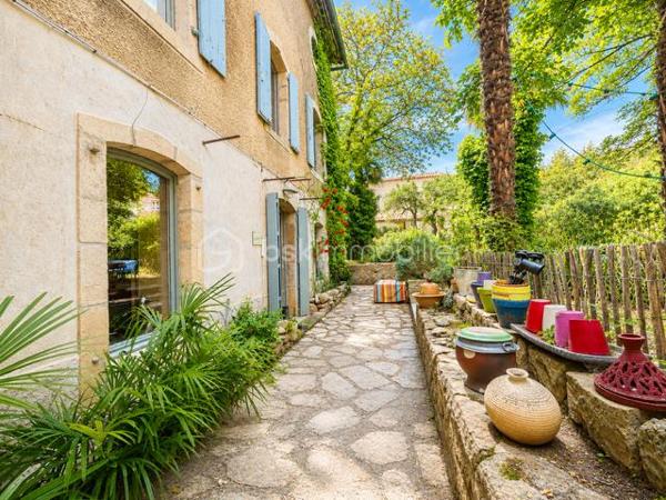 EXCLUSIVITE : Au cœur d'un environnement paisible, superbe maison de caractère rénovée avec gout, alliant authenticité et confort moderne.
Parcelle arborée de 822 m² avec jardin, terrasses, atelier, puits naturel, espace barbecue et piscine à remettre en service.
La maison, sur 3 niveaux, offre de beaux volumes avec parquets, belle hauteur sous plafond, vaste séjour ouvert sur le jardin, 3 chambres avec salle de bain + salle d'eau/toilettes.
Au 2ème étage, on découvre un  appartement T 3 (70 m² environ);
Prestations de qualité : toiture refaite, pompe à chaleur, poêle à granules, double vitrage, panneaux solaires, DPE B
Idéal résidence familiale, maison d' hôtes ou projet touristique, possibilité d'acquérir en complément une grange à rénover (100 m²) ainsi qu'une maison mitoyenne de 79 m² avec terrasse.