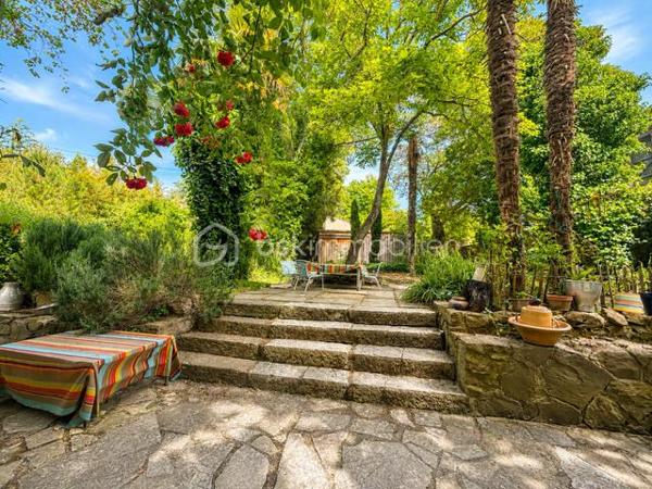 EXCLUSIVITE : Au cœur d'un environnement paisible, superbe maison de caractère rénovée avec gout, alliant authenticité et confort moderne.
Parcelle arborée de 822 m² avec jardin, terrasses, atelier, puits naturel, espace barbecue et piscine à remettre en service.
La maison, sur 3 niveaux, offre de beaux volumes avec parquets, belle hauteur sous plafond, vaste séjour ouvert sur le jardin, 3 chambres avec salle de bain + salle d'eau/toilettes.
Au 2ème étage, on découvre un  appartement T 3 (70 m² environ);
Prestations de qualité : toiture refaite, pompe à chaleur, poêle à granules, double vitrage, panneaux solaires, DPE B
Idéal résidence familiale, maison d' hôtes ou projet touristique, possibilité d'acquérir en complément une grange à rénover (100 m²) ainsi qu'une maison mitoyenne de 79 m² avec terrasse.