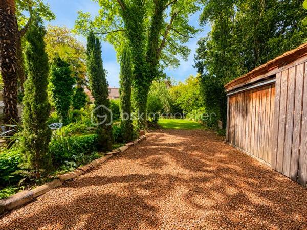 EXCLUSIVITE : Au cœur d'un environnement paisible, superbe maison de caractère rénovée avec gout, alliant authenticité et confort moderne.
Parcelle arborée de 822 m² avec jardin, terrasses, atelier, puits naturel, espace barbecue et piscine à remettre en service.
La maison, sur 3 niveaux, offre de beaux volumes avec parquets, belle hauteur sous plafond, vaste séjour ouvert sur le jardin, 3 chambres avec salle de bain + salle d'eau/toilettes.
Au 2ème étage, on découvre un  appartement T 3 (70 m² environ);
Prestations de qualité : toiture refaite, pompe à chaleur, poêle à granules, double vitrage, panneaux solaires, DPE B
Idéal résidence familiale, maison d' hôtes ou projet touristique, possibilité d'acquérir en complément une grange à rénover (100 m²) ainsi qu'une maison mitoyenne de 79 m² avec terrasse.