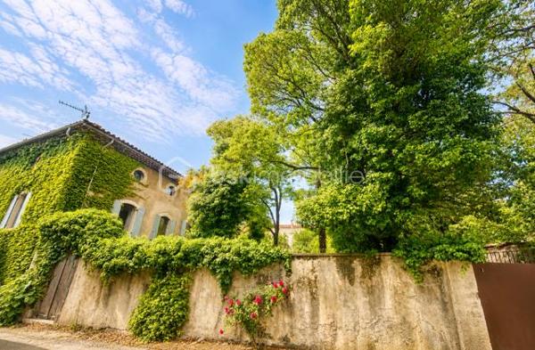 EXCLUSIVITE : Au cœur d'un environnement paisible, superbe maison de caractère rénovée avec gout, alliant authenticité et confort moderne.
Parcelle arborée de 822 m² avec jardin, terrasses, atelier, puits naturel, espace barbecue et piscine à remettre en service.
La maison, sur 3 niveaux, offre de beaux volumes avec parquets, belle hauteur sous plafond, vaste séjour ouvert sur le jardin, 3 chambres avec salle de bain + salle d'eau/toilettes.
Au 2ème étage, on découvre un  appartement T 3 (70 m² environ);
Prestations de qualité : toiture refaite, pompe à chaleur, poêle à granules, double vitrage, panneaux solaires, DPE B
Idéal résidence familiale, maison d' hôtes ou projet touristique, possibilité d'acquérir en complément une grange à rénover (100 m²) ainsi qu'une maison mitoyenne de 79 m² avec terrasse.