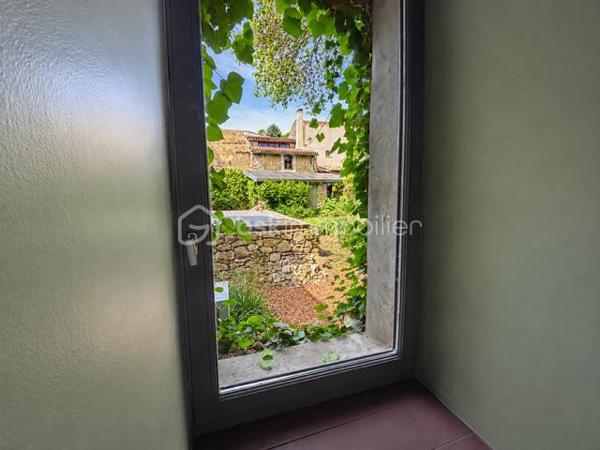 EXCLUSIVITE : Au cœur d'un environnement paisible, superbe maison de caractère rénovée avec gout, alliant authenticité et confort moderne.
Parcelle arborée de 822 m² avec jardin, terrasses, atelier, puits naturel, espace barbecue et piscine à remettre en service.
La maison, sur 3 niveaux, offre de beaux volumes avec parquets, belle hauteur sous plafond, vaste séjour ouvert sur le jardin, 3 chambres avec salle de bain + salle d'eau/toilettes.
Au 2ème étage, on découvre un  appartement T 3 (70 m² environ);
Prestations de qualité : toiture refaite, pompe à chaleur, poêle à granules, double vitrage, panneaux solaires, DPE B
Idéal résidence familiale, maison d' hôtes ou projet touristique, possibilité d'acquérir en complément une grange à rénover (100 m²) ainsi qu'une maison mitoyenne de 79 m² avec terrasse.