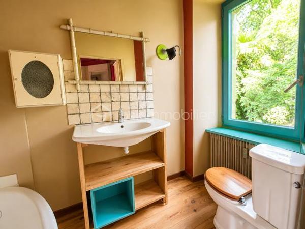 EXCLUSIVITE : Au cœur d'un environnement paisible, superbe maison de caractère rénovée avec gout, alliant authenticité et confort moderne.
Parcelle arborée de 822 m² avec jardin, terrasses, atelier, puits naturel, espace barbecue et piscine à remettre en service.
La maison, sur 3 niveaux, offre de beaux volumes avec parquets, belle hauteur sous plafond, vaste séjour ouvert sur le jardin, 3 chambres avec salle de bain + salle d'eau/toilettes.
Au 2ème étage, on découvre un  appartement T 3 (70 m² environ);
Prestations de qualité : toiture refaite, pompe à chaleur, poêle à granules, double vitrage, panneaux solaires, DPE B
Idéal résidence familiale, maison d' hôtes ou projet touristique, possibilité d'acquérir en complément une grange à rénover (100 m²) ainsi qu'une maison mitoyenne de 79 m² avec terrasse.