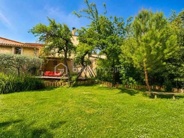 EXCLUSIVITE : Au cœur d'un environnement paisible, superbe maison de caractère rénovée avec gout, alliant authenticité et confort moderne.
Parcelle arborée de 822 m² avec jardin, terrasses, atelier, puits naturel, espace barbecue et piscine à remettre en service.
La maison, sur 3 niveaux, offre de beaux volumes avec parquets, belle hauteur sous plafond, vaste séjour ouvert sur le jardin, 3 chambres avec salle de bain + salle d'eau/toilettes.
Au 2ème étage, on découvre un  appartement T 3 (70 m² environ);
Prestations de qualité : toiture refaite, pompe à chaleur, poêle à granules, double vitrage, panneaux solaires, DPE B
Idéal résidence familiale, maison d' hôtes ou projet touristique, possibilité d'acquérir en complément une grange à rénover (100 m²) ainsi qu'une maison mitoyenne de 79 m² avec terrasse.