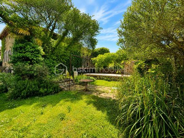 EXCLUSIVITE : Au cœur d'un environnement paisible, superbe maison de caractère rénovée avec gout, alliant authenticité et confort moderne.
Parcelle arborée de 822 m² avec jardin, terrasses, atelier, puits naturel, espace barbecue et piscine à remettre en service.
La maison, sur 3 niveaux, offre de beaux volumes avec parquets, belle hauteur sous plafond, vaste séjour ouvert sur le jardin, 3 chambres avec salle de bain + salle d'eau/toilettes.
Au 2ème étage, on découvre un  appartement T 3 (70 m² environ);
Prestations de qualité : toiture refaite, pompe à chaleur, poêle à granules, double vitrage, panneaux solaires, DPE B
Idéal résidence familiale, maison d' hôtes ou projet touristique, possibilité d'acquérir en complément une grange à rénover (100 m²) ainsi qu'une maison mitoyenne de 79 m² avec terrasse.