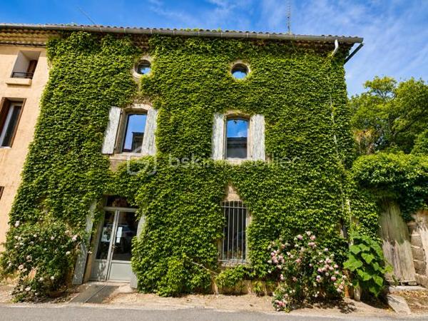 EXCLUSIVITE : Au cœur d'un environnement paisible, superbe maison de caractère rénovée avec gout, alliant authenticité et confort moderne.
Parcelle arborée de 822 m² avec jardin, terrasses, atelier, puits naturel, espace barbecue et piscine à remettre en service.
La maison, sur 3 niveaux, offre de beaux volumes avec parquets, belle hauteur sous plafond, vaste séjour ouvert sur le jardin, 3 chambres avec salle de bain + salle d'eau/toilettes.
Au 2ème étage, on découvre un  appartement T 3 (70 m² environ);
Prestations de qualité : toiture refaite, pompe à chaleur, poêle à granules, double vitrage, panneaux solaires, DPE B
Idéal résidence familiale, maison d' hôtes ou projet touristique, possibilité d'acquérir en complément une grange à rénover (100 m²) ainsi qu'une maison mitoyenne de 79 m² avec terrasse.