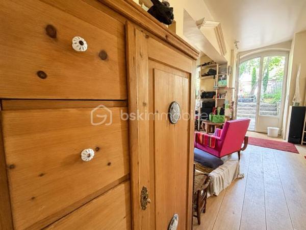 EXCLUSIVITE : Au cœur d'un environnement paisible, superbe maison de caractère rénovée avec gout, alliant authenticité et confort moderne.
Parcelle arborée de 822 m² avec jardin, terrasses, atelier, puits naturel, espace barbecue et piscine à remettre en service.
La maison, sur 3 niveaux, offre de beaux volumes avec parquets, belle hauteur sous plafond, vaste séjour ouvert sur le jardin, 3 chambres avec salle de bain + salle d'eau/toilettes.
Au 2ème étage, on découvre un  appartement T 3 (70 m² environ);
Prestations de qualité : toiture refaite, pompe à chaleur, poêle à granules, double vitrage, panneaux solaires, DPE B
Idéal résidence familiale, maison d' hôtes ou projet touristique, possibilité d'acquérir en complément une grange à rénover (100 m²) ainsi qu'une maison mitoyenne de 79 m² avec terrasse.