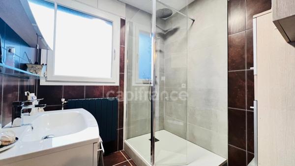 QUIMPER (29) Appartement type 4 de 83 m² habitable situé au dernier étage - Terrasse - Garage - Parking