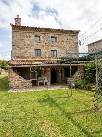 Découvrez cette maison en pierre de 5 pièces à rafraîchir, véritable havre de paix sur une parcelle de 237 m².

Avec une surface habitable de 67 m², la maison se distingue par son agencement optimisé :

    Au rez-de-jardin : Une cuisine ouverte avec son poêle à bois.

    Au 1er étage : L'espace nuit comprend deux chambres (d'environ 10 et 13 m²), une salle d'eau et un WC.

    Au 2e étage : Une chambre supplémentaire.

La maison nécessite quelques travaux pour améliorer la performance énergétique ainsi qu'une mise aux normes de la fosse septique.

Un véritable coup de cœur à visiter sans tarder !
