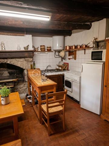 Découvrez cette maison en pierre de 5 pièces à rafraîchir, véritable havre de paix sur une parcelle de 237 m².

Avec une surface habitable de 67 m², la maison se distingue par son agencement optimisé :

    Au rez-de-jardin : Une cuisine ouverte avec son poêle à bois.

    Au 1er étage : L'espace nuit comprend deux chambres (d'environ 10 et 13 m²), une salle d'eau et un WC.

    Au 2e étage : Une chambre supplémentaire.

La maison nécessite quelques travaux pour améliorer la performance énergétique ainsi qu'une mise aux normes de la fosse septique.

Un véritable coup de cœur à visiter sans tarder !