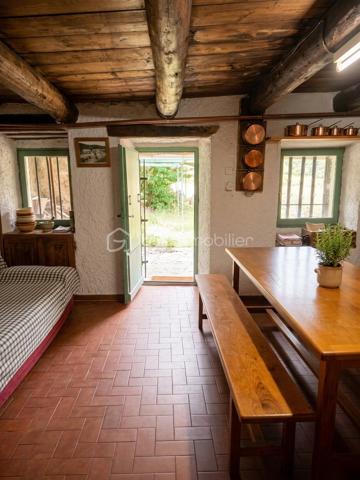Découvrez cette maison en pierre de 5 pièces à rafraîchir, véritable havre de paix sur une parcelle de 237 m².

Avec une surface habitable de 67 m², la maison se distingue par son agencement optimisé :

    Au rez-de-jardin : Une cuisine ouverte avec son poêle à bois.

    Au 1er étage : L'espace nuit comprend deux chambres (d'environ 10 et 13 m²), une salle d'eau et un WC.

    Au 2e étage : Une chambre supplémentaire.

La maison nécessite quelques travaux pour améliorer la performance énergétique ainsi qu'une mise aux normes de la fosse septique.

Un véritable coup de cœur à visiter sans tarder !