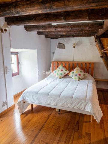Découvrez cette maison en pierre de 5 pièces à rafraîchir, véritable havre de paix sur une parcelle de 237 m².

Avec une surface habitable de 67 m², la maison se distingue par son agencement optimisé :

    Au rez-de-jardin : Une cuisine ouverte avec son poêle à bois.

    Au 1er étage : L'espace nuit comprend deux chambres (d'environ 10 et 13 m²), une salle d'eau et un WC.

    Au 2e étage : Une chambre supplémentaire.

La maison nécessite quelques travaux pour améliorer la performance énergétique ainsi qu'une mise aux normes de la fosse septique.

Un véritable coup de cœur à visiter sans tarder !