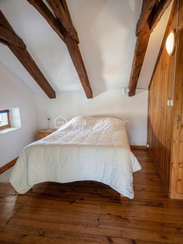 Découvrez cette maison en pierre de 5 pièces à rafraîchir, véritable havre de paix sur une parcelle de 237 m².

Avec une surface habitable de 67 m², la maison se distingue par son agencement optimisé :

    Au rez-de-jardin : Une cuisine ouverte avec son poêle à bois.

    Au 1er étage : L'espace nuit comprend deux chambres (d'environ 10 et 13 m²), une salle d'eau et un WC.

    Au 2e étage : Une chambre supplémentaire.

La maison nécessite quelques travaux pour améliorer la performance énergétique ainsi qu'une mise aux normes de la fosse septique.

Un véritable coup de cœur à visiter sans tarder !