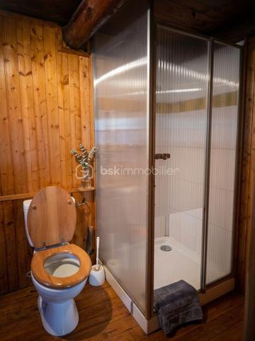 Découvrez cette maison en pierre de 5 pièces à rafraîchir, véritable havre de paix sur une parcelle de 237 m².

Avec une surface habitable de 67 m², la maison se distingue par son agencement optimisé :

    Au rez-de-jardin : Une cuisine ouverte avec son poêle à bois.

    Au 1er étage : L'espace nuit comprend deux chambres (d'environ 10 et 13 m²), une salle d'eau et un WC.

    Au 2e étage : Une chambre supplémentaire.

La maison nécessite quelques travaux pour améliorer la performance énergétique ainsi qu'une mise aux normes de la fosse septique.

Un véritable coup de cœur à visiter sans tarder !