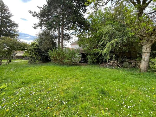 Terrain Saint Germain En Laye 600 m2 741 600 € **  - Référence  18422