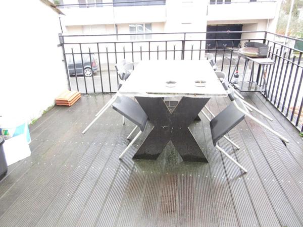 Immeuble  avec T3 terrasse, T2, local commercial, et deux garages dont 1 aménagé