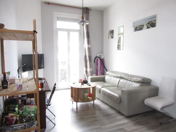 Immeuble  avec T3 terrasse, T2, local commercial, et deux garages dont 1 aménagé