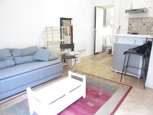 Immeuble  avec T3 terrasse, T2, local commercial, et deux garages dont 1 aménagé