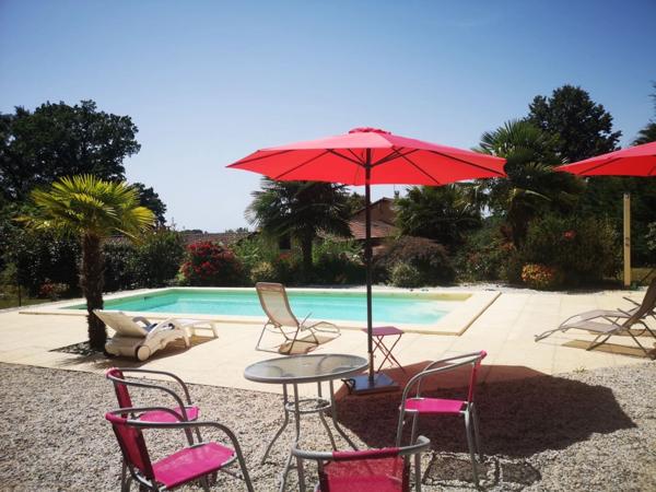 Bel ensemble immobilier avec 1 gite ou maison d'amis, piscine, au calme et sans vis à vis