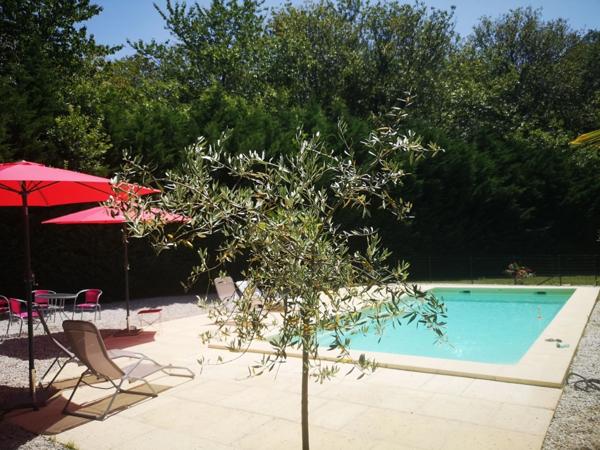 Bel ensemble immobilier avec 1 gite ou maison d'amis, piscine, au calme et sans vis à vis