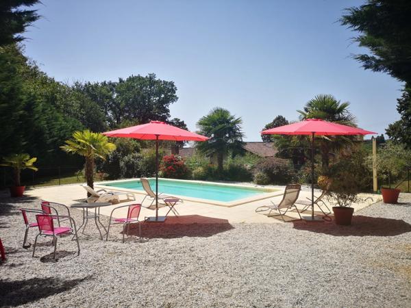 Bel ensemble immobilier avec 1 gite ou maison d'amis, piscine, au calme et sans vis à vis