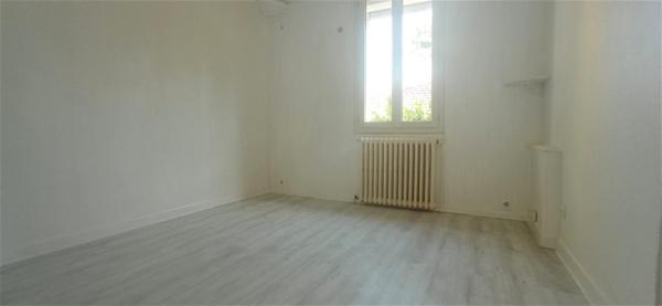 Maison T4 des années 50 avec grand Atelier et 2 grands garages