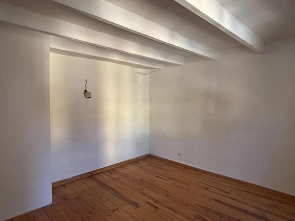 Maison en pierre pleine de charme avec terrasse et garage