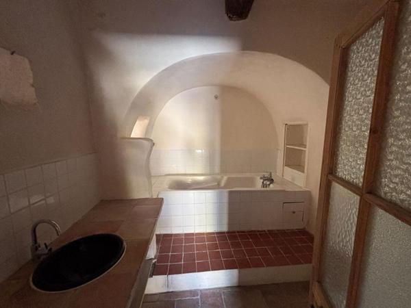 Maison en pierre pleine de charme avec terrasse et garage