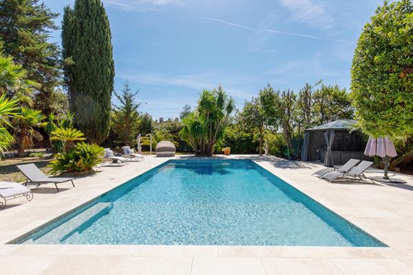Mougins, Maison de caractère avec piscine 266 m² hab plus dépendances