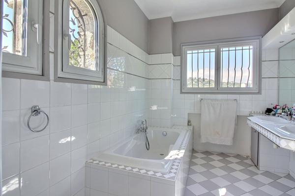 Mougins, Maison de caractère avec piscine 266 m² hab plus dépendances