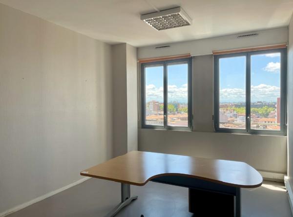 Bureau
         22 pièces
        - 421 m² Exclusivité 999 999 € *
