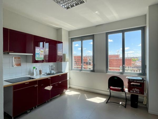 Bureau
         22 pièces
        - 421 m² Exclusivité 999 999 € *
