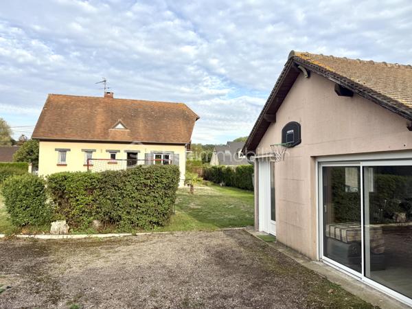 Visite vidéo disponible sur
- ma chaîne YT : Grégory Talbot IMMOBILIER (playlist : Visites filmées)
- FB : Grégory Talbot Immobilier (album : Visites vidéo)
- et sur mon IG : L'immobilier en Normandie (onglet : Réels)

Sur la commune d'Acquigny 27400, 
À 5 minutes de Louviers, 
Dans un lotissement très calme et familial, 

Installez-vous dans ce pavillon sans travaux à prévoir de 117m2 + 30m2 ! 

Vous y trouverez 
- au rez-de-chaussée : entrée, salle de douche, wc, séjour double sur cuisine aménagée; 
- à l'étage : salle de bain, wc, trois chambres dont une avec dressing et balcon. 

Vous aurez de l'espace pour stationner plusieurs voitures, 
Vous profiterez d'un confortable jardin ensoleillé, 
Vous disposerez d'une dépendance aménagée pour recevoir famille et amis, y loger votre adolescent en crise, installer votre activité ou créer des revenus locatifs en location courte durée par exemple ! 

Côté prestations : huisseries double vitrage pvc, volets battants au rez-de-chaussée & motorisés à l'étage, portail motorisé, tableau électrique ok, bonne isolation, vide sanitaire, tout à l'égout, l'escalier en pierre qui ne grince donc pas ne réveillera personne tôt le matin... 

Vous l'aurez compris, ne tardez pas !