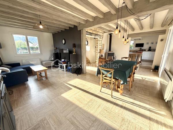 Visite vidéo disponible sur
- ma chaîne YT : Grégory Talbot IMMOBILIER (playlist : Visites filmées)
- FB : Grégory Talbot Immobilier (album : Visites vidéo)
- et sur mon IG : L'immobilier en Normandie (onglet : Réels)

Sur la commune d'Acquigny 27400, 
À 5 minutes de Louviers, 
Dans un lotissement très calme et familial, 

Installez-vous dans ce pavillon sans travaux à prévoir de 117m2 + 30m2 ! 

Vous y trouverez 
- au rez-de-chaussée : entrée, salle de douche, wc, séjour double sur cuisine aménagée; 
- à l'étage : salle de bain, wc, trois chambres dont une avec dressing et balcon. 

Vous aurez de l'espace pour stationner plusieurs voitures, 
Vous profiterez d'un confortable jardin ensoleillé, 
Vous disposerez d'une dépendance aménagée pour recevoir famille et amis, y loger votre adolescent en crise, installer votre activité ou créer des revenus locatifs en location courte durée par exemple ! 

Côté prestations : huisseries double vitrage pvc, volets battants au rez-de-chaussée & motorisés à l'étage, portail motorisé, tableau électrique ok, bonne isolation, vide sanitaire, tout à l'égout, l'escalier en pierre qui ne grince donc pas ne réveillera personne tôt le matin... 

Vous l'aurez compris, ne tardez pas !