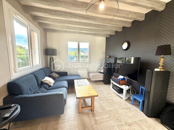 Visite vidéo disponible sur
- ma chaîne YT : Grégory Talbot IMMOBILIER (playlist : Visites filmées)
- FB : Grégory Talbot Immobilier (album : Visites vidéo)
- et sur mon IG : L'immobilier en Normandie (onglet : Réels)

Sur la commune d'Acquigny 27400, 
À 5 minutes de Louviers, 
Dans un lotissement très calme et familial, 

Installez-vous dans ce pavillon sans travaux à prévoir de 117m2 + 30m2 ! 

Vous y trouverez 
- au rez-de-chaussée : entrée, salle de douche, wc, séjour double sur cuisine aménagée; 
- à l'étage : salle de bain, wc, trois chambres dont une avec dressing et balcon. 

Vous aurez de l'espace pour stationner plusieurs voitures, 
Vous profiterez d'un confortable jardin ensoleillé, 
Vous disposerez d'une dépendance aménagée pour recevoir famille et amis, y loger votre adolescent en crise, installer votre activité ou créer des revenus locatifs en location courte durée par exemple ! 

Côté prestations : huisseries double vitrage pvc, volets battants au rez-de-chaussée & motorisés à l'étage, portail motorisé, tableau électrique ok, bonne isolation, vide sanitaire, tout à l'égout, l'escalier en pierre qui ne grince donc pas ne réveillera personne tôt le matin... 

Vous l'aurez compris, ne tardez pas !