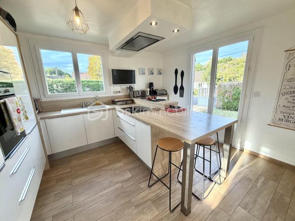 Visite vidéo disponible sur
- ma chaîne YT : Grégory Talbot IMMOBILIER (playlist : Visites filmées)
- FB : Grégory Talbot Immobilier (album : Visites vidéo)
- et sur mon IG : L'immobilier en Normandie (onglet : Réels)

Sur la commune d'Acquigny 27400, 
À 5 minutes de Louviers, 
Dans un lotissement très calme et familial, 

Installez-vous dans ce pavillon sans travaux à prévoir de 117m2 + 30m2 ! 

Vous y trouverez 
- au rez-de-chaussée : entrée, salle de douche, wc, séjour double sur cuisine aménagée; 
- à l'étage : salle de bain, wc, trois chambres dont une avec dressing et balcon. 

Vous aurez de l'espace pour stationner plusieurs voitures, 
Vous profiterez d'un confortable jardin ensoleillé, 
Vous disposerez d'une dépendance aménagée pour recevoir famille et amis, y loger votre adolescent en crise, installer votre activité ou créer des revenus locatifs en location courte durée par exemple ! 

Côté prestations : huisseries double vitrage pvc, volets battants au rez-de-chaussée & motorisés à l'étage, portail motorisé, tableau électrique ok, bonne isolation, vide sanitaire, tout à l'égout, l'escalier en pierre qui ne grince donc pas ne réveillera personne tôt le matin... 

Vous l'aurez compris, ne tardez pas !