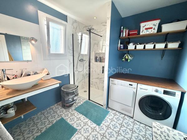 Visite vidéo disponible sur
- ma chaîne YT : Grégory Talbot IMMOBILIER (playlist : Visites filmées)
- FB : Grégory Talbot Immobilier (album : Visites vidéo)
- et sur mon IG : L'immobilier en Normandie (onglet : Réels)

Sur la commune d'Acquigny 27400, 
À 5 minutes de Louviers, 
Dans un lotissement très calme et familial, 

Installez-vous dans ce pavillon sans travaux à prévoir de 117m2 + 30m2 ! 

Vous y trouverez 
- au rez-de-chaussée : entrée, salle de douche, wc, séjour double sur cuisine aménagée; 
- à l'étage : salle de bain, wc, trois chambres dont une avec dressing et balcon. 

Vous aurez de l'espace pour stationner plusieurs voitures, 
Vous profiterez d'un confortable jardin ensoleillé, 
Vous disposerez d'une dépendance aménagée pour recevoir famille et amis, y loger votre adolescent en crise, installer votre activité ou créer des revenus locatifs en location courte durée par exemple ! 

Côté prestations : huisseries double vitrage pvc, volets battants au rez-de-chaussée & motorisés à l'étage, portail motorisé, tableau électrique ok, bonne isolation, vide sanitaire, tout à l'égout, l'escalier en pierre qui ne grince donc pas ne réveillera personne tôt le matin... 

Vous l'aurez compris, ne tardez pas !