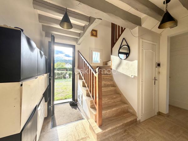 Visite vidéo disponible sur
- ma chaîne YT : Grégory Talbot IMMOBILIER (playlist : Visites filmées)
- FB : Grégory Talbot Immobilier (album : Visites vidéo)
- et sur mon IG : L'immobilier en Normandie (onglet : Réels)

Sur la commune d'Acquigny 27400, 
À 5 minutes de Louviers, 
Dans un lotissement très calme et familial, 

Installez-vous dans ce pavillon sans travaux à prévoir de 117m2 + 30m2 ! 

Vous y trouverez 
- au rez-de-chaussée : entrée, salle de douche, wc, séjour double sur cuisine aménagée; 
- à l'étage : salle de bain, wc, trois chambres dont une avec dressing et balcon. 

Vous aurez de l'espace pour stationner plusieurs voitures, 
Vous profiterez d'un confortable jardin ensoleillé, 
Vous disposerez d'une dépendance aménagée pour recevoir famille et amis, y loger votre adolescent en crise, installer votre activité ou créer des revenus locatifs en location courte durée par exemple ! 

Côté prestations : huisseries double vitrage pvc, volets battants au rez-de-chaussée & motorisés à l'étage, portail motorisé, tableau électrique ok, bonne isolation, vide sanitaire, tout à l'égout, l'escalier en pierre qui ne grince donc pas ne réveillera personne tôt le matin... 

Vous l'aurez compris, ne tardez pas !
