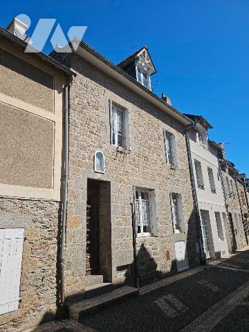 Au Port de la Houle à Cancale, dans une rue calme, maison comprenant entrée, cuisine aménagée e...