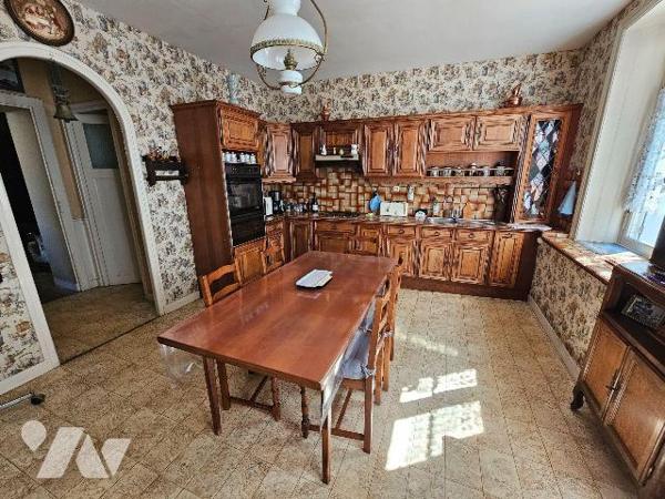 Au Port de la Houle à Cancale, dans une rue calme, maison comprenant entrée, cuisine aménagée e...