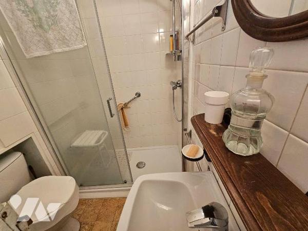 Au Port de la Houle à Cancale, dans une rue calme, maison comprenant entrée, cuisine aménagée e...