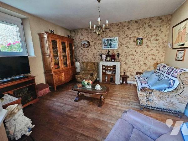 Au Port de la Houle à Cancale, dans une rue calme, maison comprenant entrée, cuisine aménagée e...