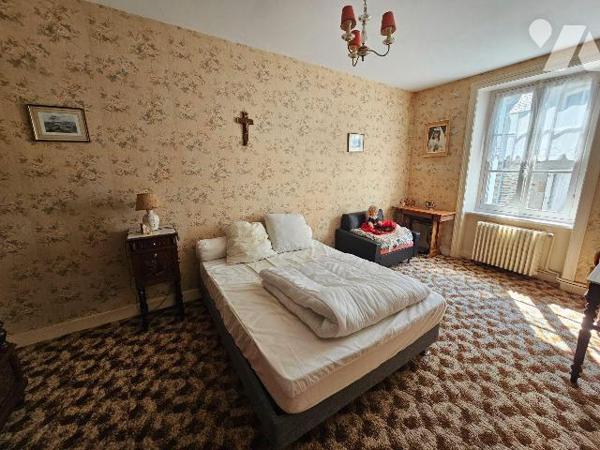 Au Port de la Houle à Cancale, dans une rue calme, maison comprenant entrée, cuisine aménagée e...