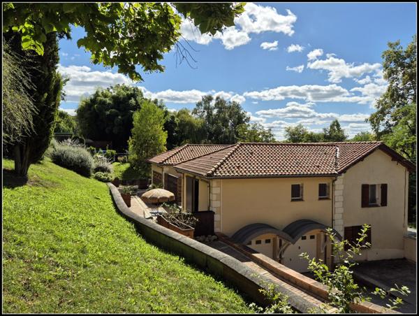 Maison avec piscine, double garage et jardin arboré, à MONCRABEAU (47)